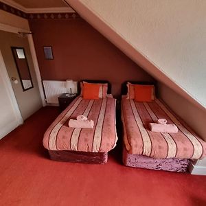 Standard Twin Room Private External Bathroom